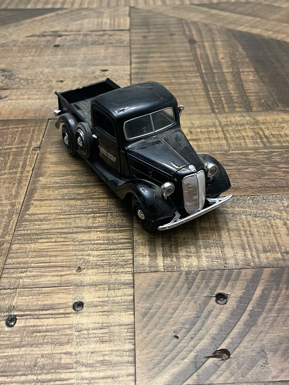 Motormax 1937 Ford Pickup 1/24 scale diecast model truck in black